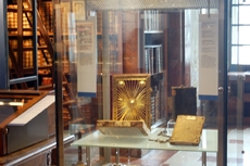 Nationalbibliothek_Prunksaal_19_Prunkeinband von 1368.JPG